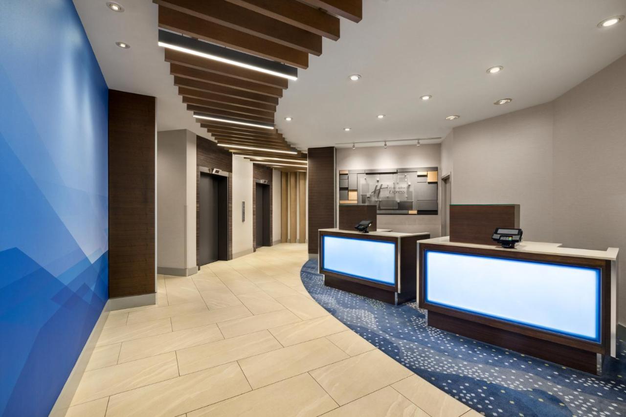 Holiday Inn Express Vancouver-Metrotown Burnaby Extérieur photo