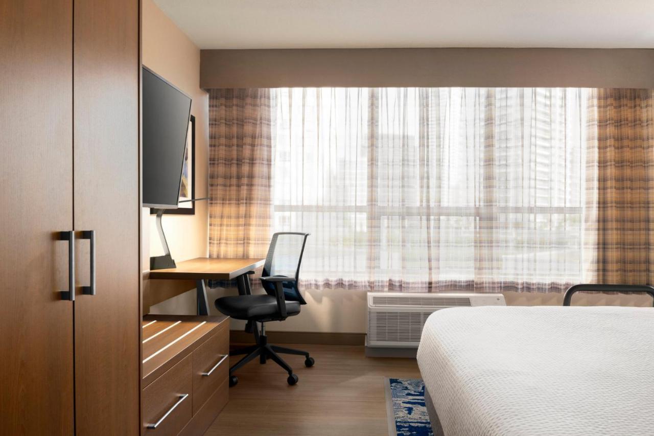 Holiday Inn Express Vancouver-Metrotown Burnaby Extérieur photo