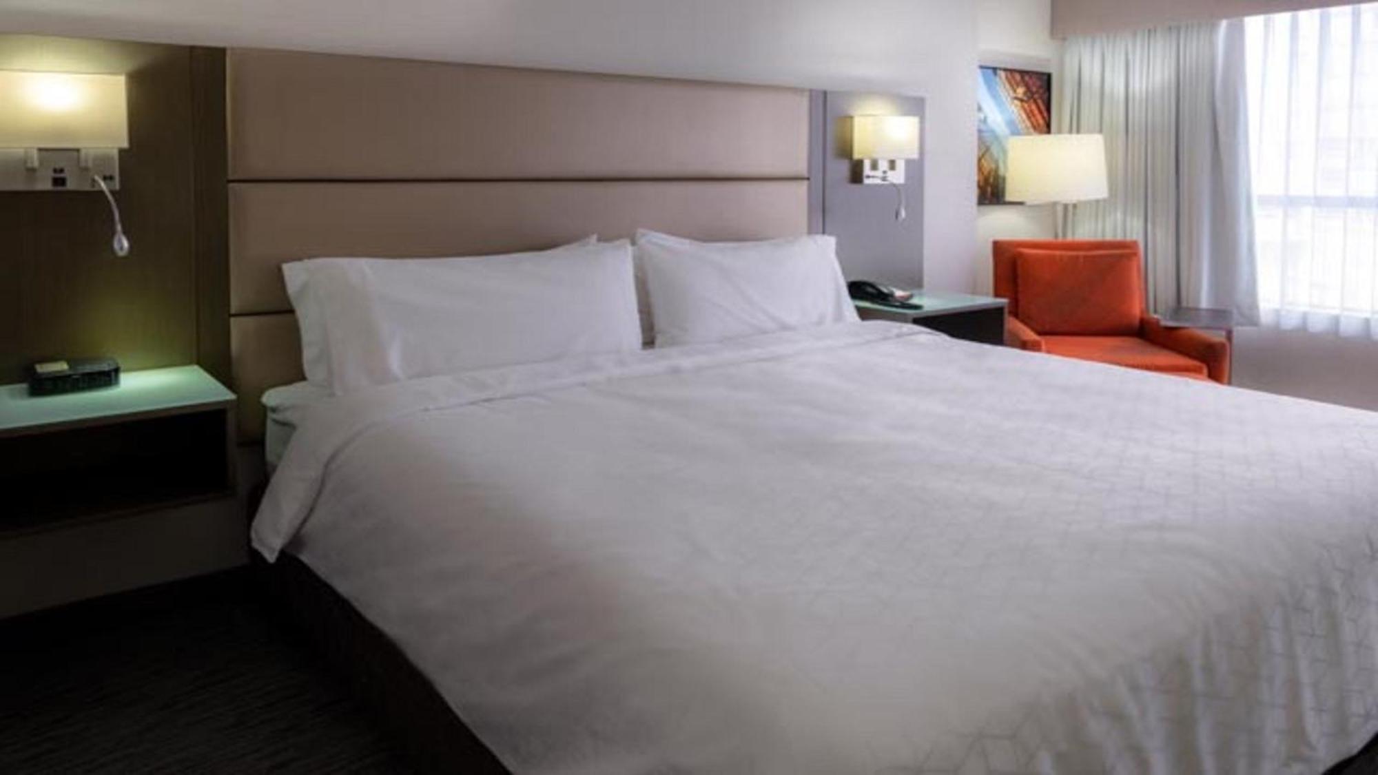 Holiday Inn Express Vancouver-Metrotown Burnaby Extérieur photo